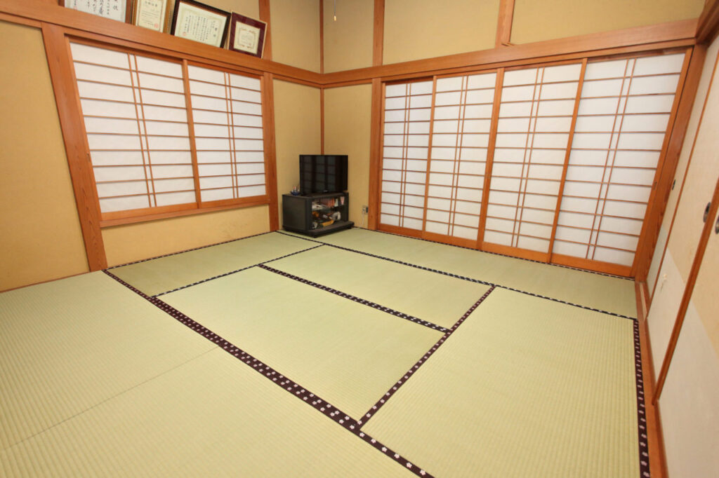 畳をぐるっと回すように敷いた祝儀敷き（回し敷き）の和室
