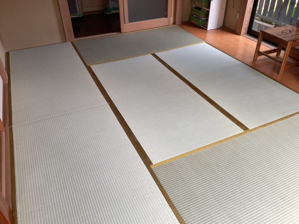 畳替え後の和室。同じ畳表でも、向きによって2枚だけ色が違って見える