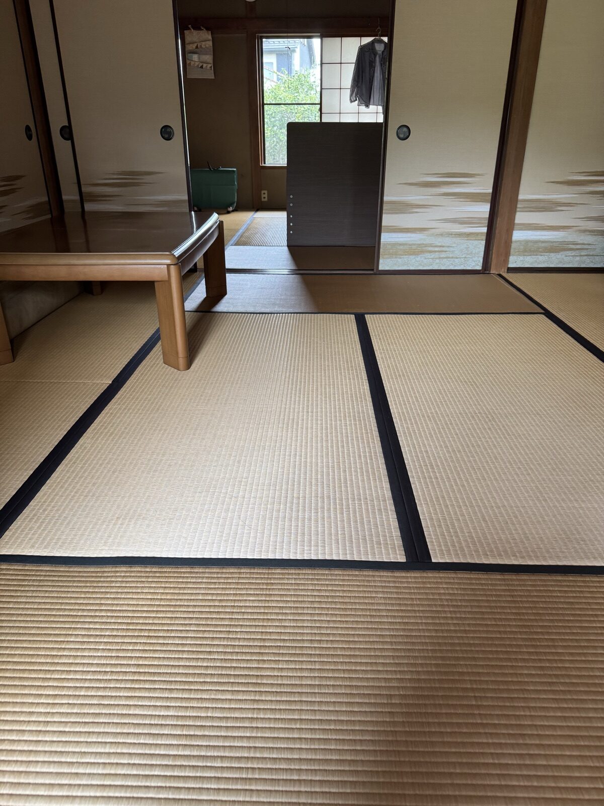施工前のお座敷。18年経って日焼けした畳と、黒の無地縁
