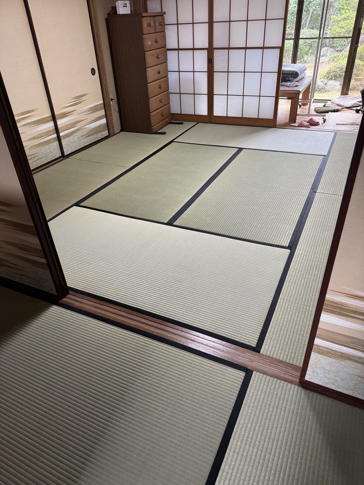 施工後の二間続きのお座敷。黒い縁の線が奥まで伸びる