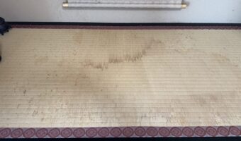 施工前の床の間の畳。何かをこぼしたようなシミが全体に広がっている