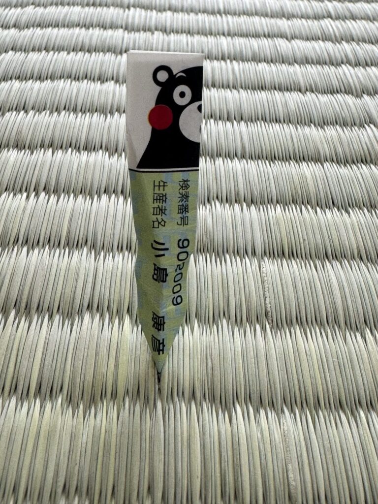 新しい畳表についた、生産者名入りのくまモンのタグ