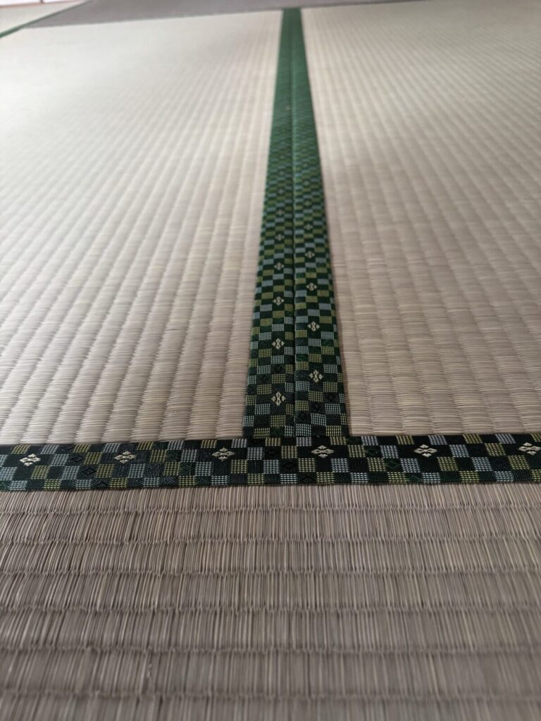 新しい畳と、大宮縁 市座No.5の畳縁