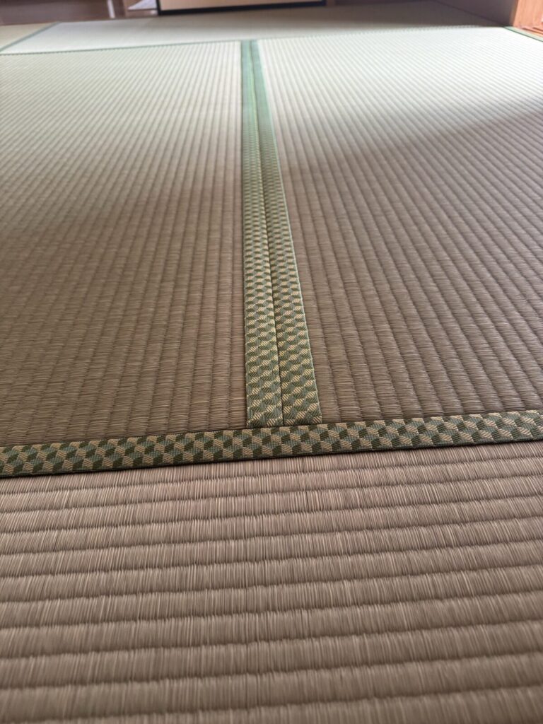畳縁「ジャスミンNo.503」。グリーンをベースにした明るい柄
