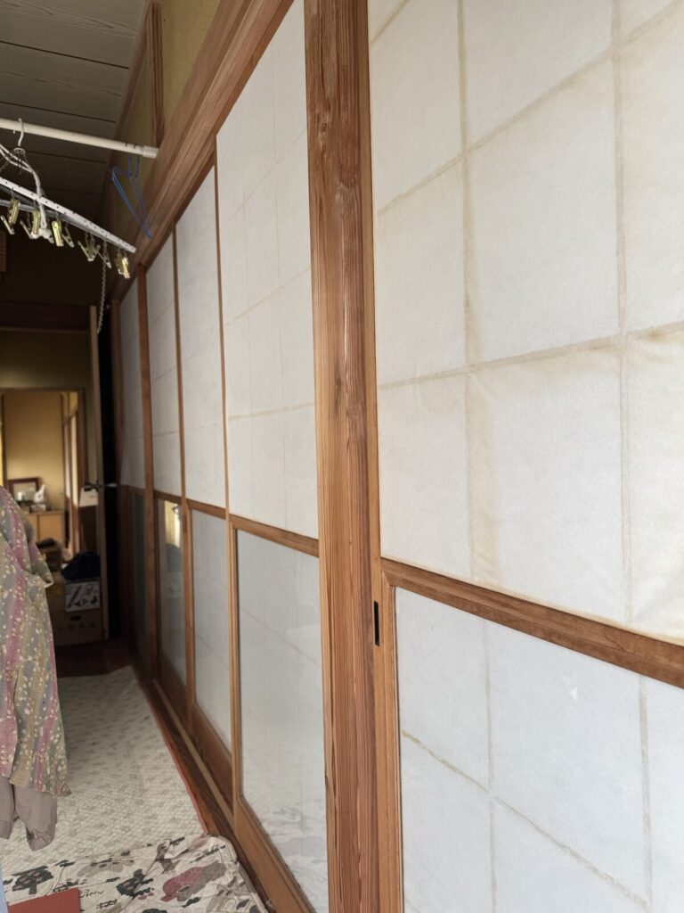施工前の廊下側の障子。継ぎ目が黄ばんでいる