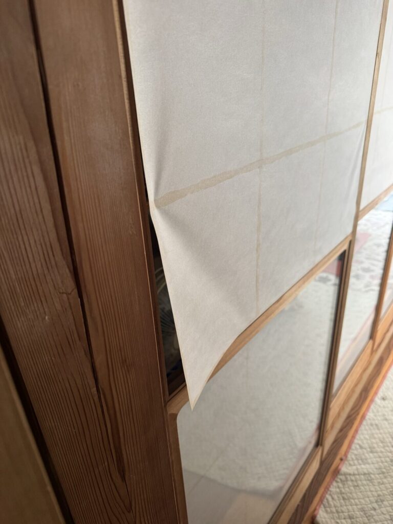 施工前。障子紙が剥がれて垂れ下がっていた