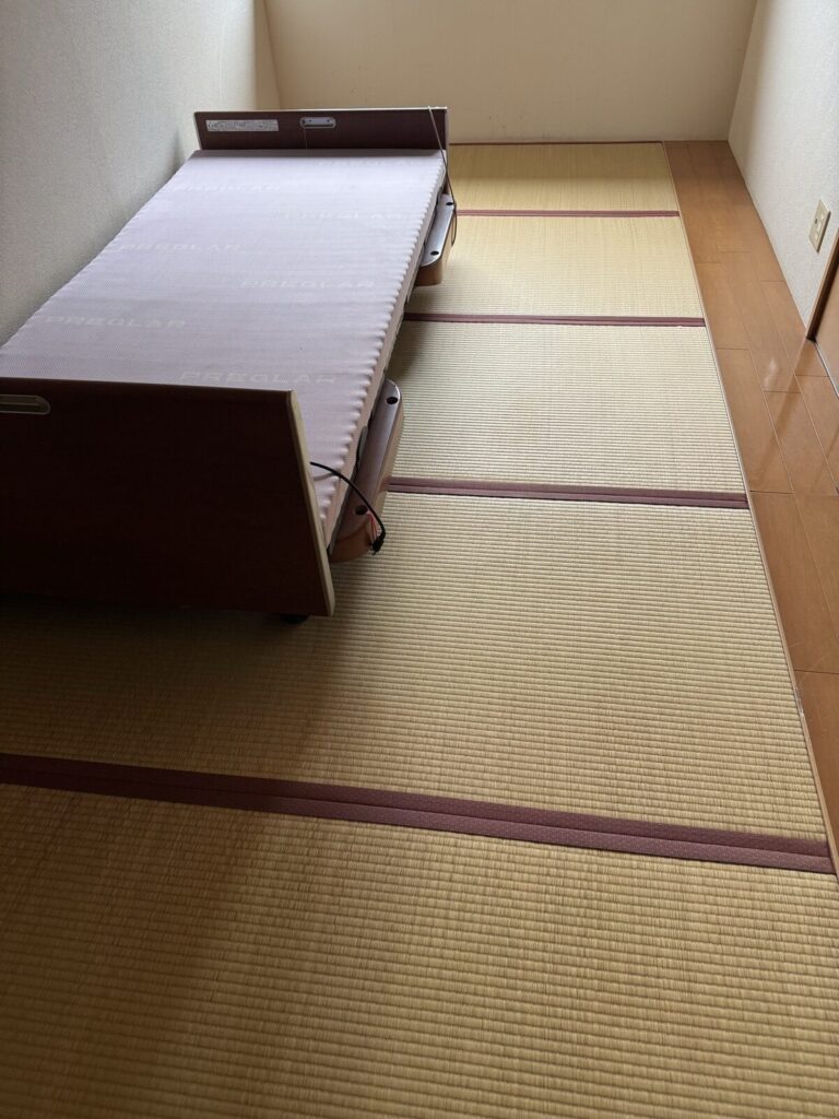 施工前のお部屋。ベッドが置かれた5畳の和室