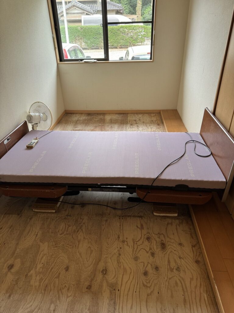畳を上げたお部屋。奥が窓際