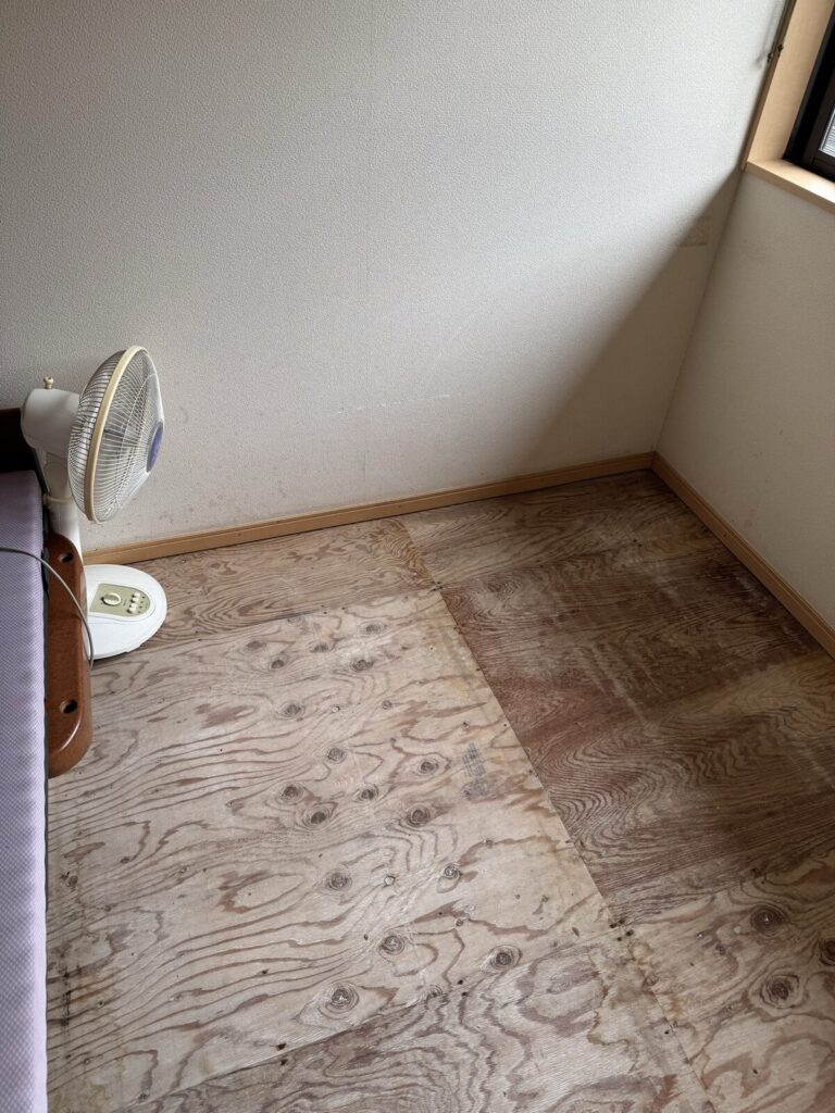 扇風機の風を当てて床を乾かしているところ