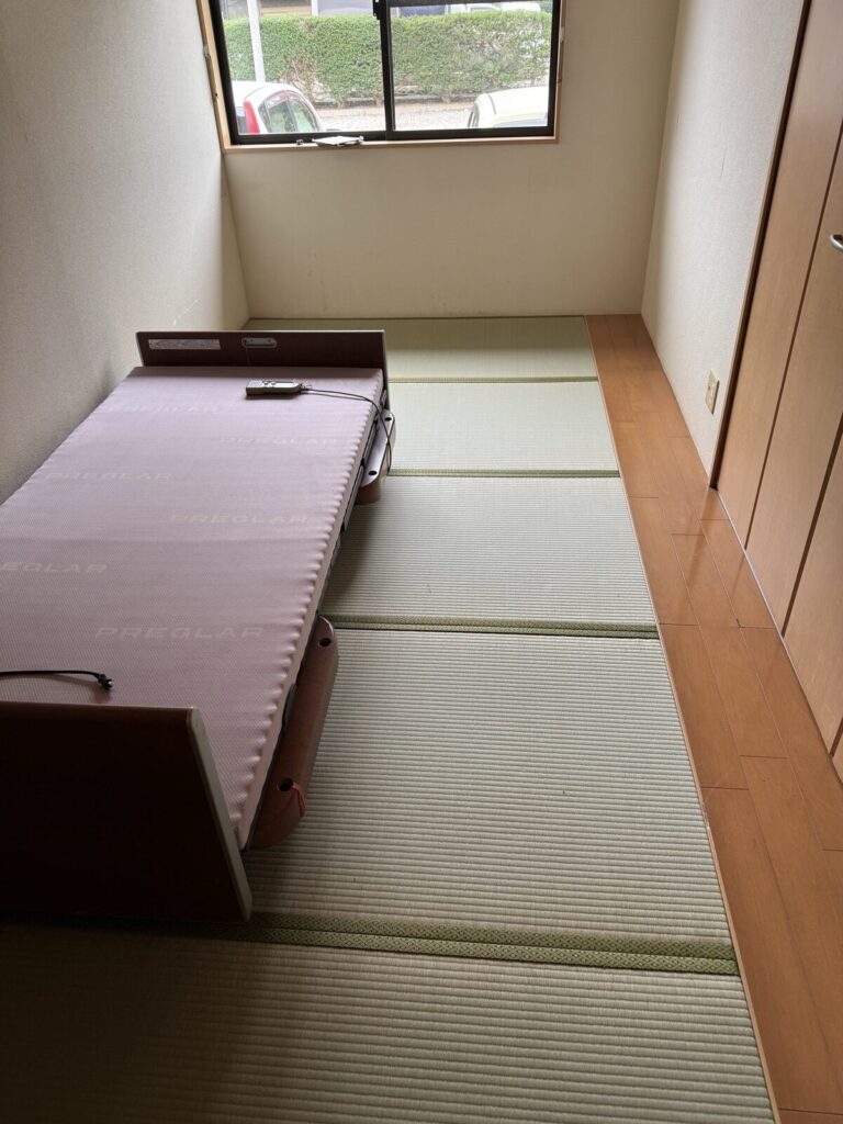 施工後のお部屋。新しい畳表になり、ベッドも元の位置に