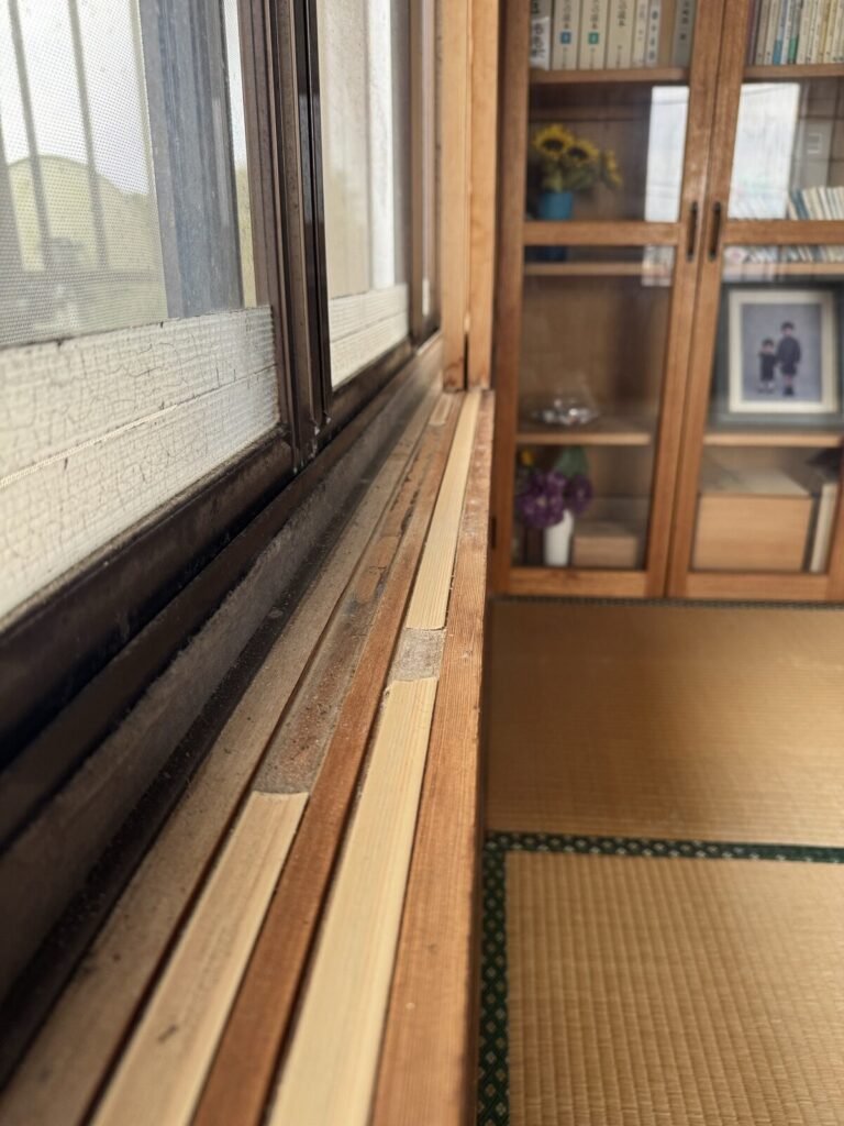 施工前の敷居スベリ。ボロボロになっていた