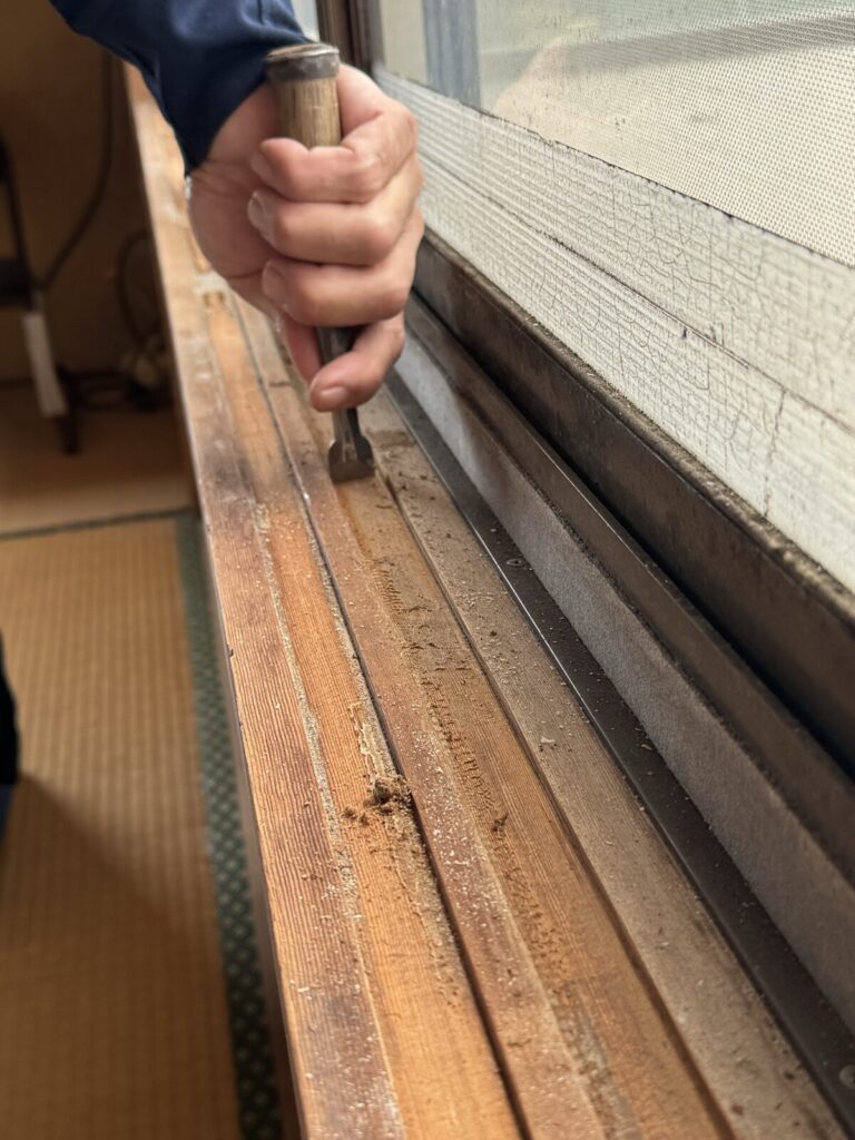 刃の付いていないノミで、溝の埃や糊を平らにならす