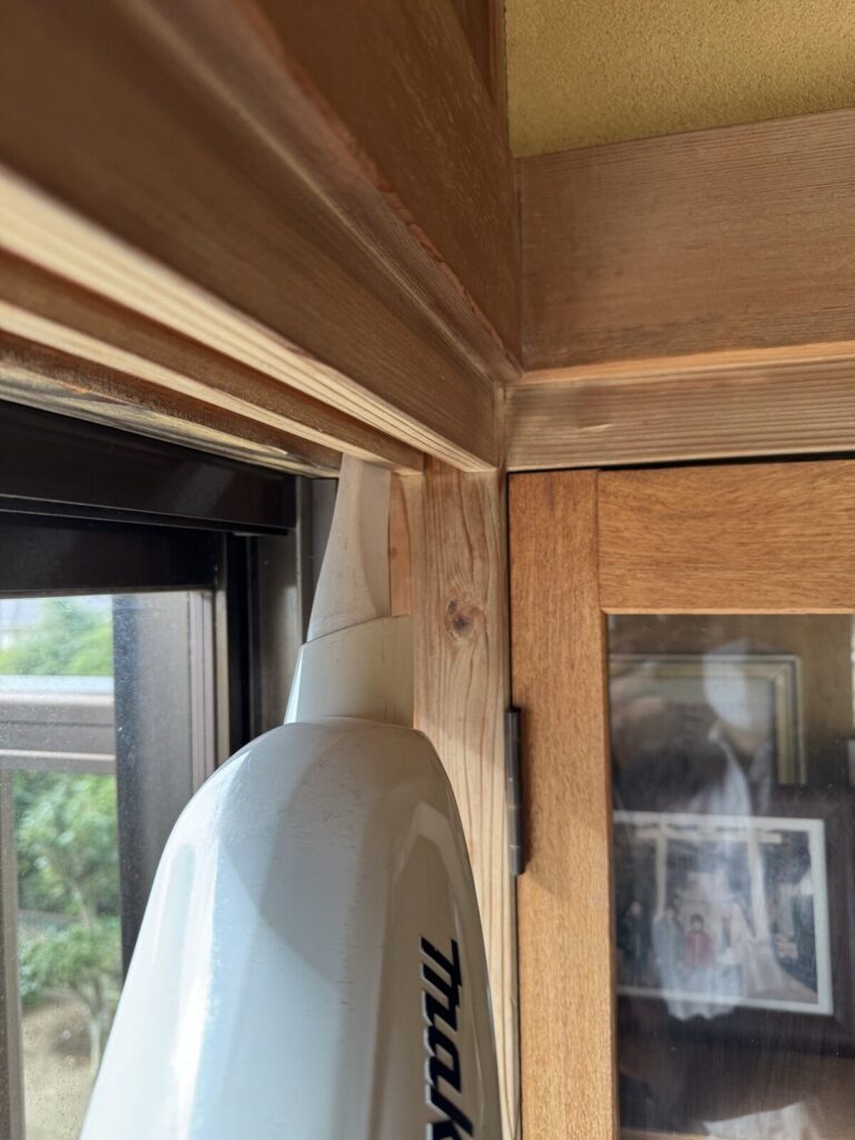 鴨居の溝も、掃除機できれいにする