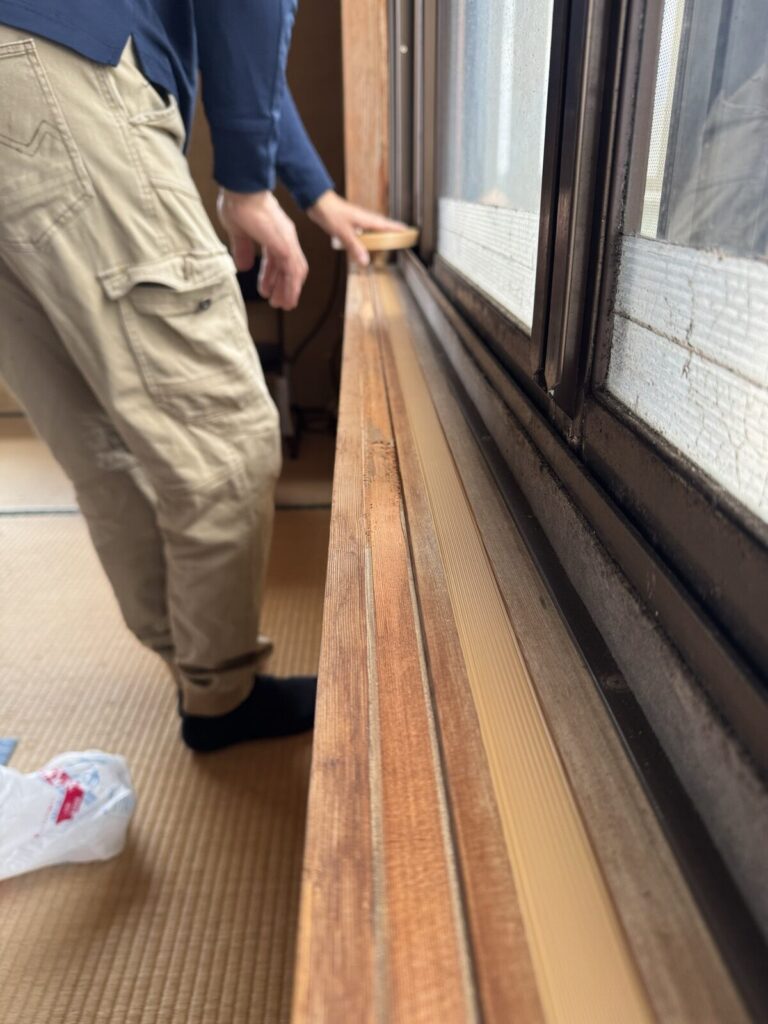 新しい敷居スベリを貼っていく