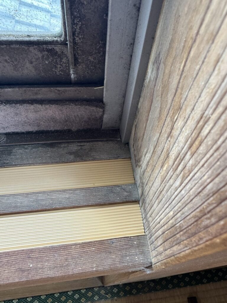 角まで隙間なく貼った敷居スベリ