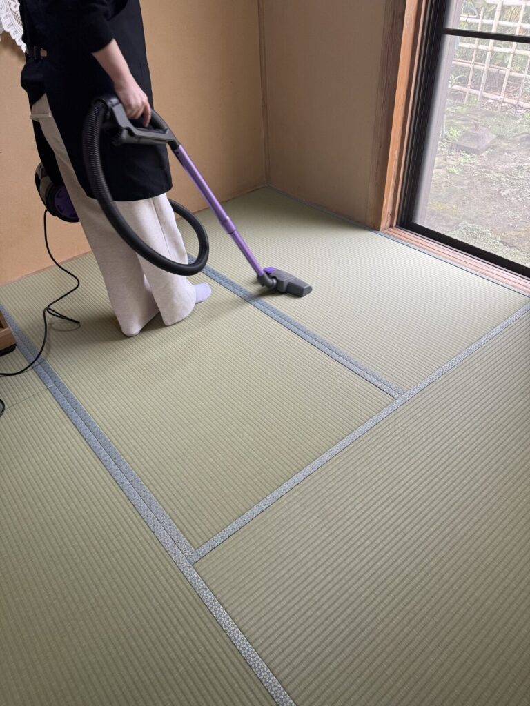 敷き込んだあと、掃除機をかける
