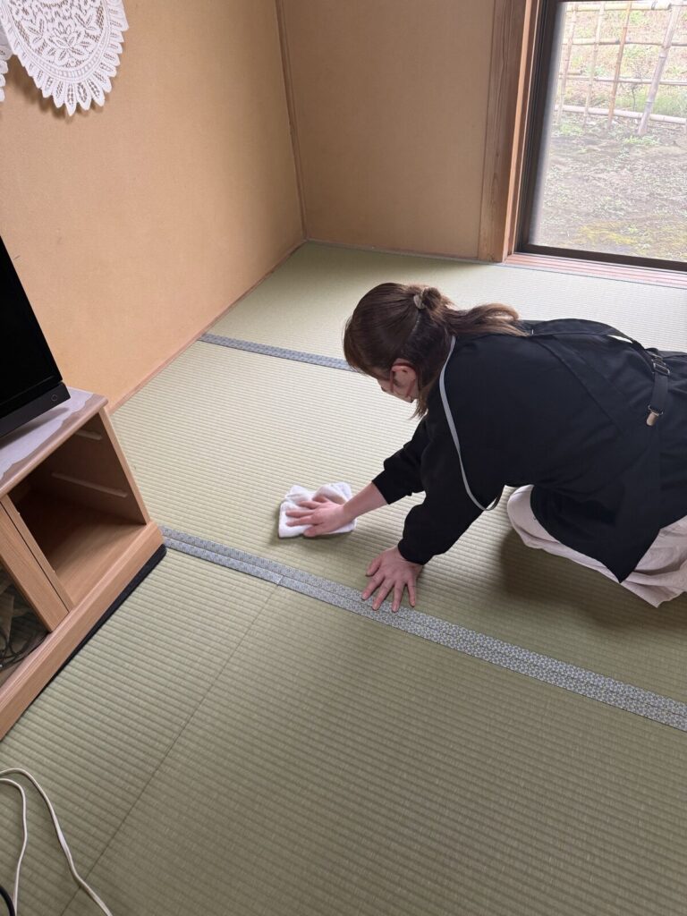 新しい畳を拭き掃除する