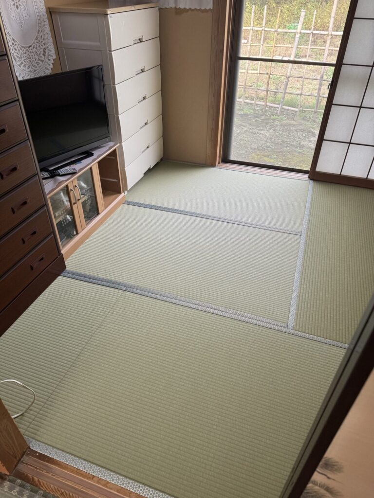 施工後の奥様の寝室。和紙表の新しい畳