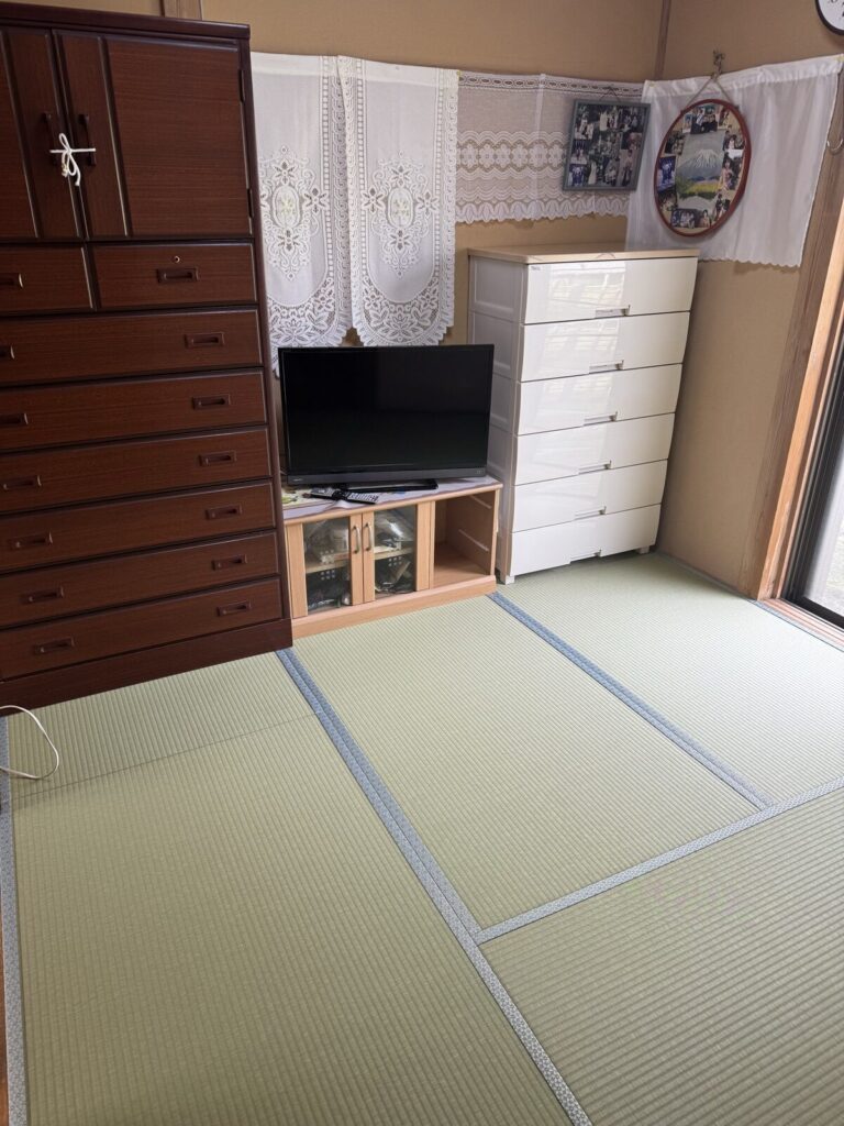 家具を元に戻した施工後の奥様の寝室