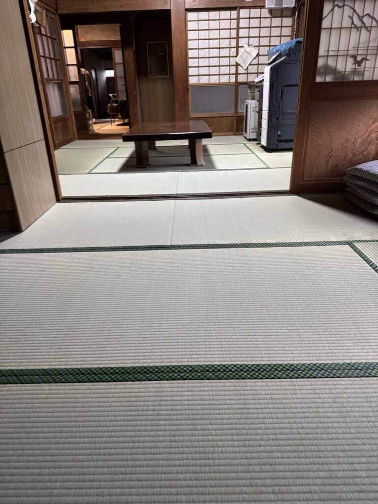 施工後のお座敷。8畳二間が新しい畳になった