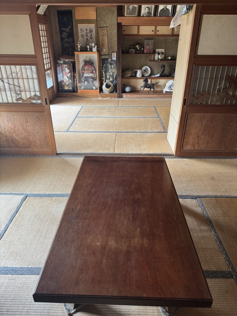 施工前のお座敷。奥に床の間のある8畳の二間続き