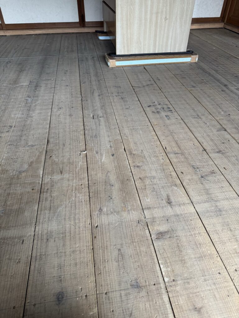 畳を上げたあとの床板。かなり良好な状態だった