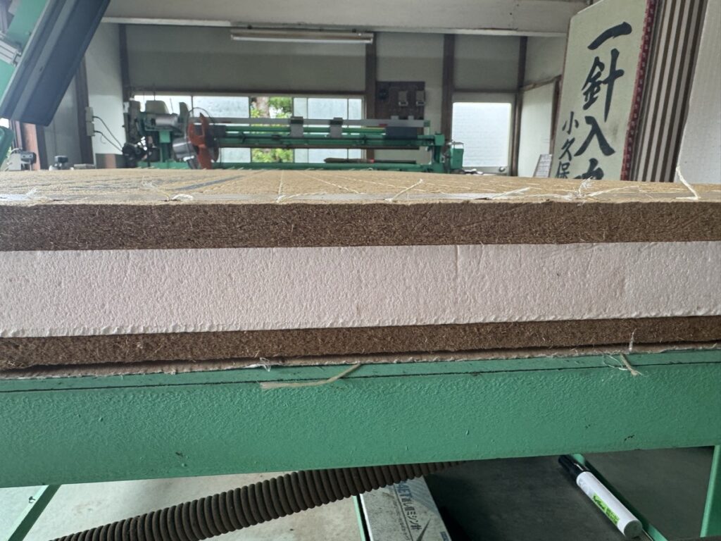 建材床の断面。ボードの間に断熱材がはさまっている