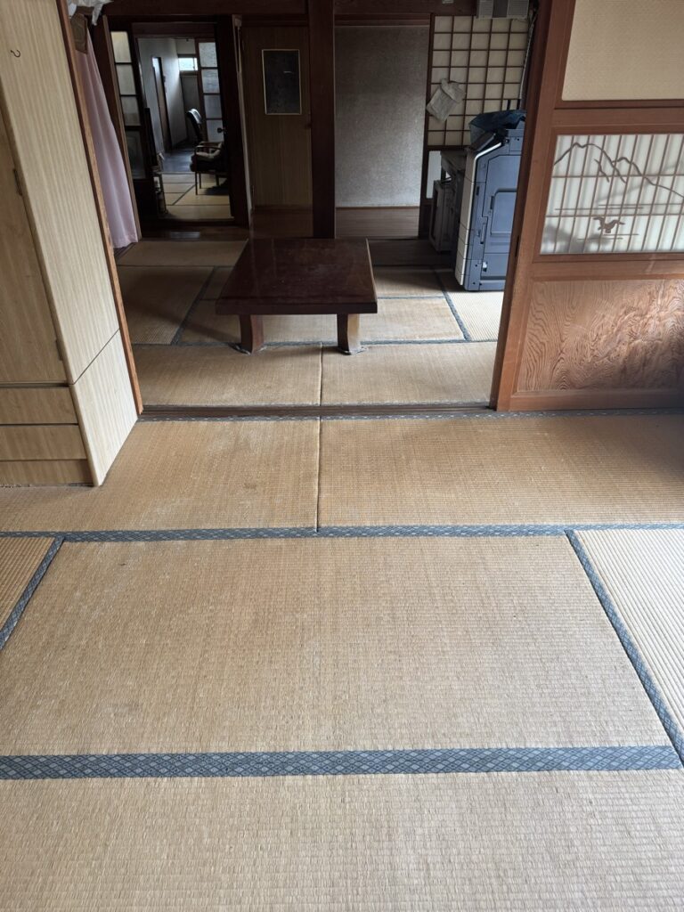 施工前のお座敷。奥のお部屋に電子機器が置かれている