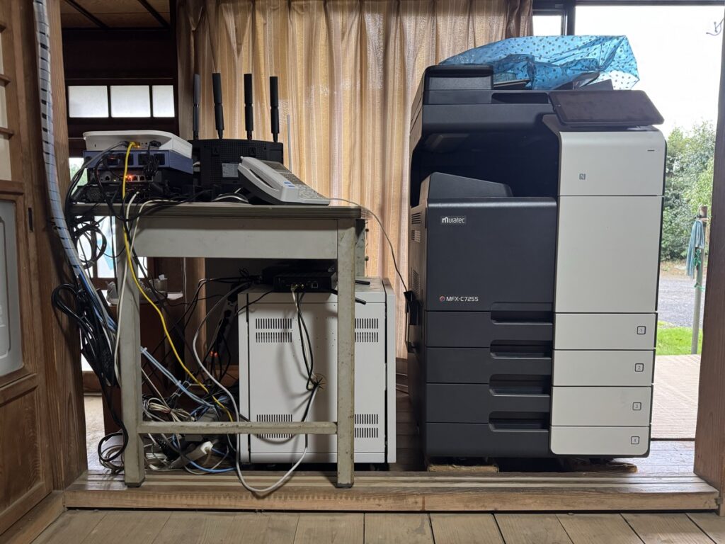 隣の広縁へ移動した電子機器