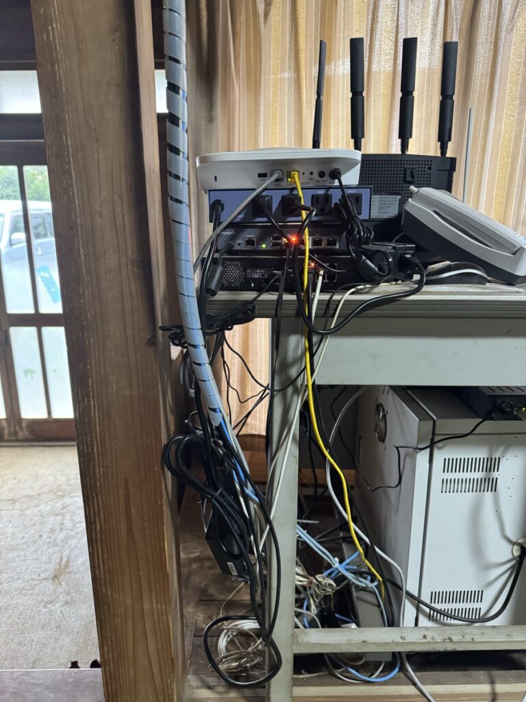 広縁へ移動した電子機器の配線。柱に沿って通されている