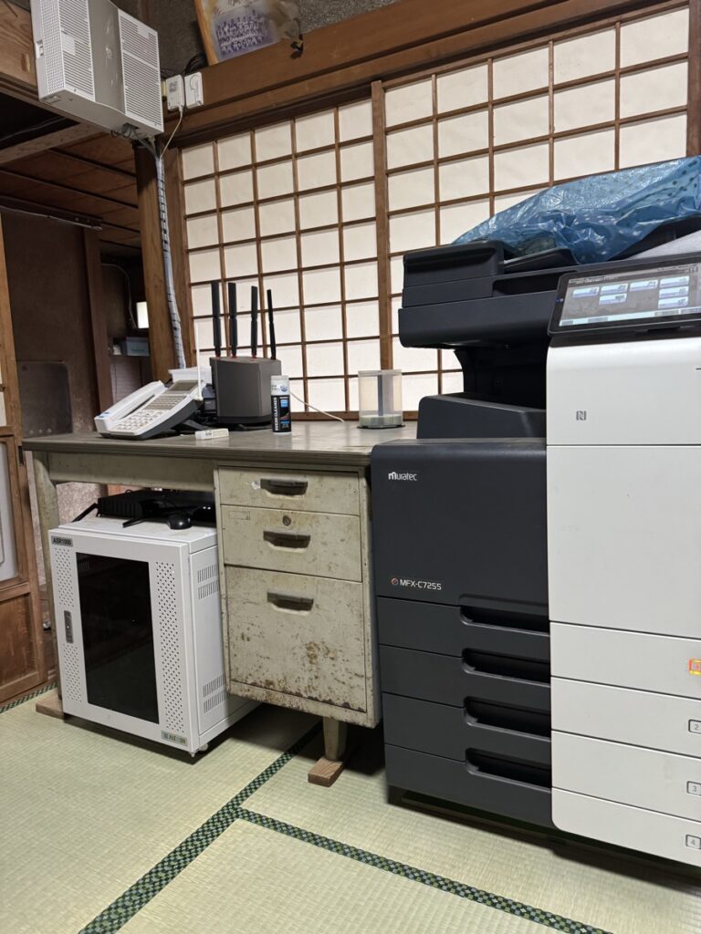 新しい畳の上、元の位置に戻した電子機器